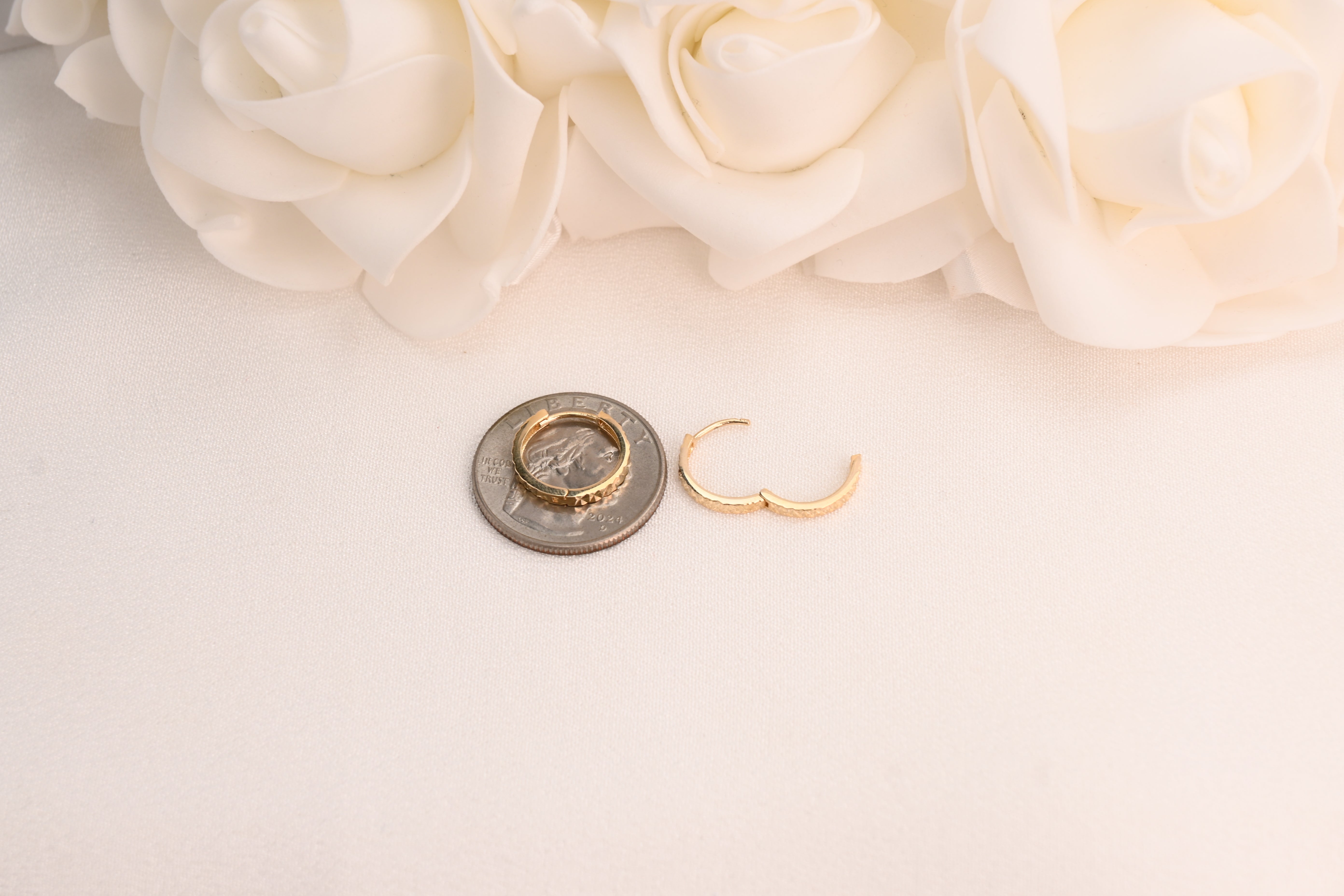 Pendientes Huggie estilo egipcio de 14k