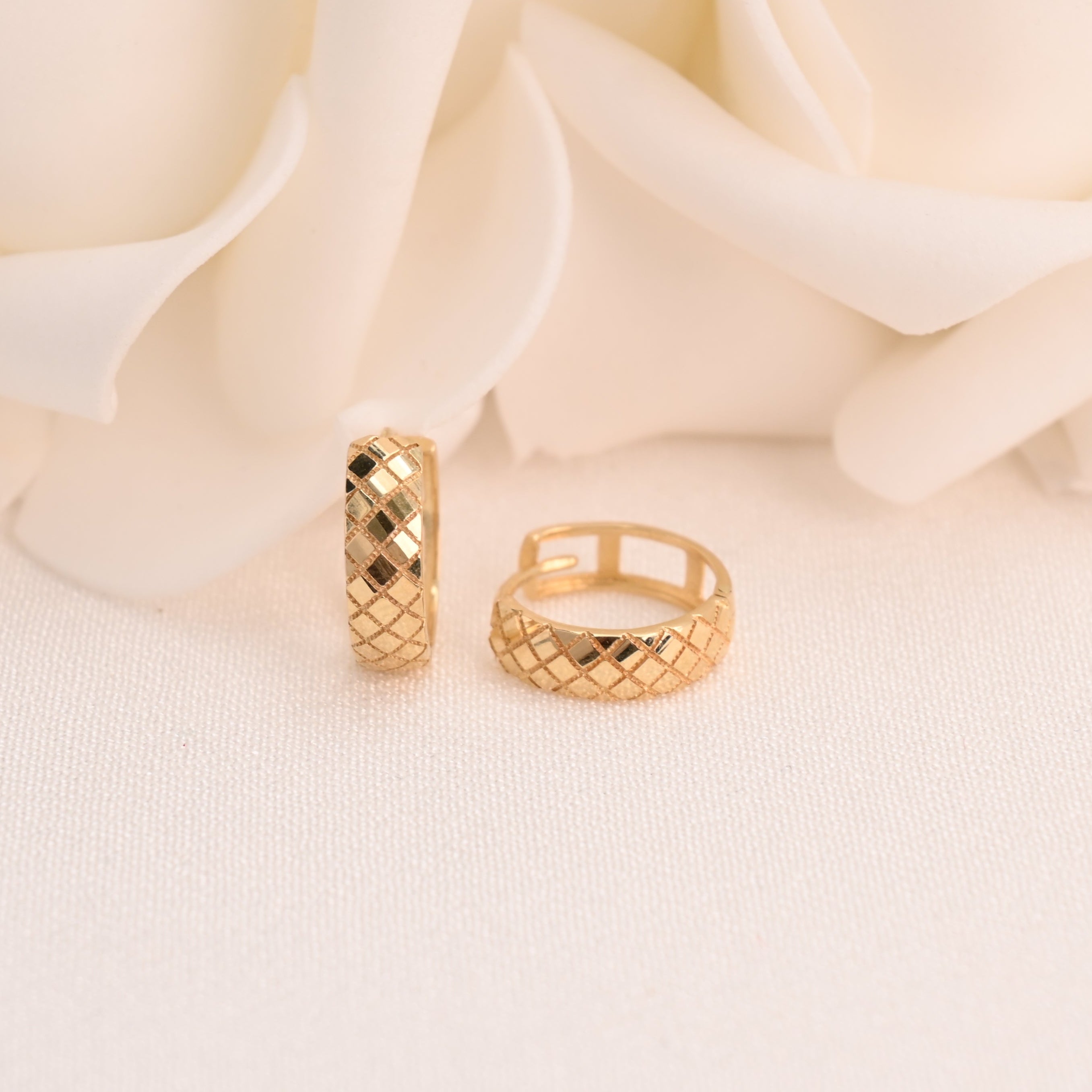 Aretes pequeños brillantes Huggies de oro de 14 quilates (13 mm y 4 mm)