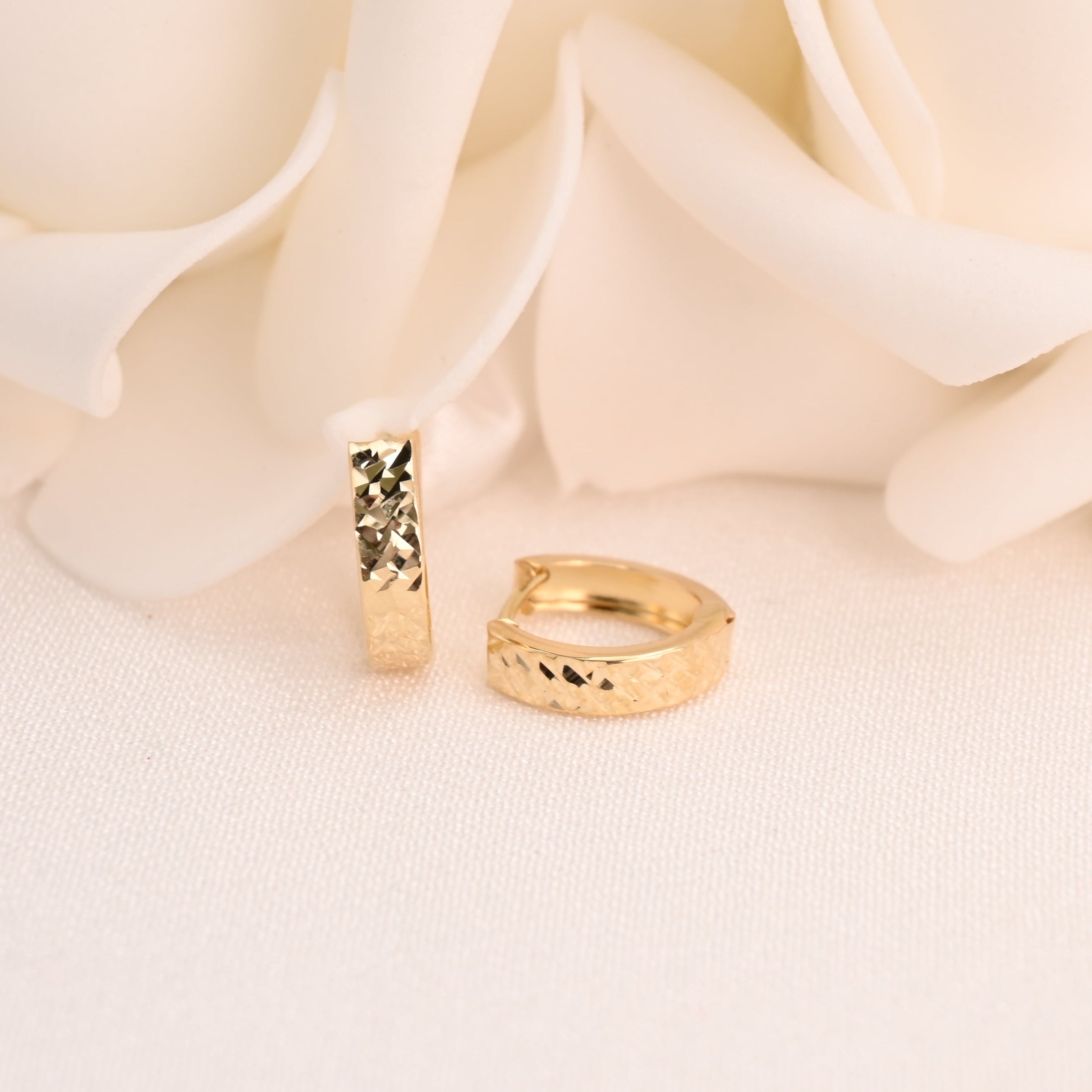 Pendientes Huggie con corte de diamante de 14 k (12 mm y 3,2 mm)