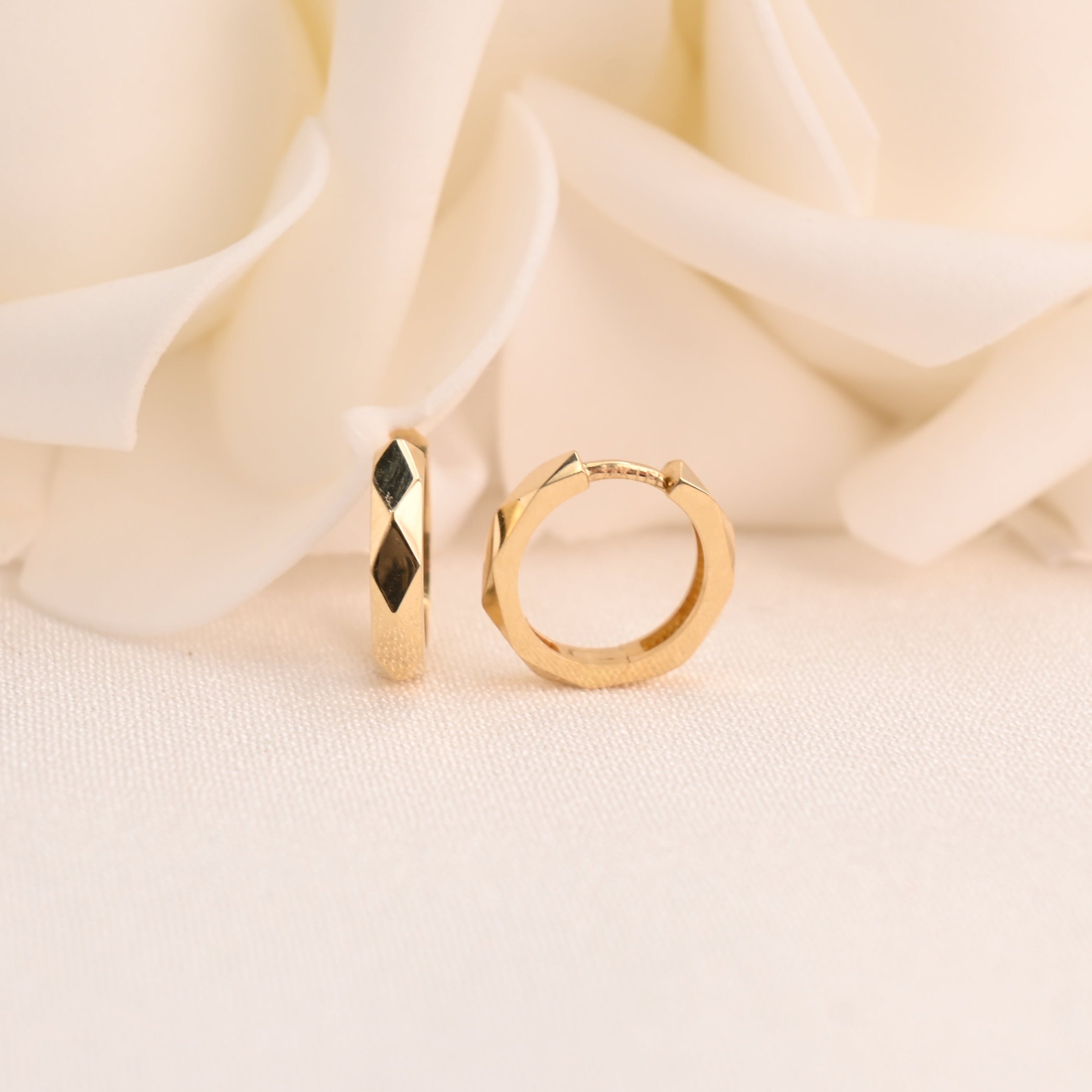 Pendientes Huggies martillados de oro macizo de 14 k (12,5 mm)