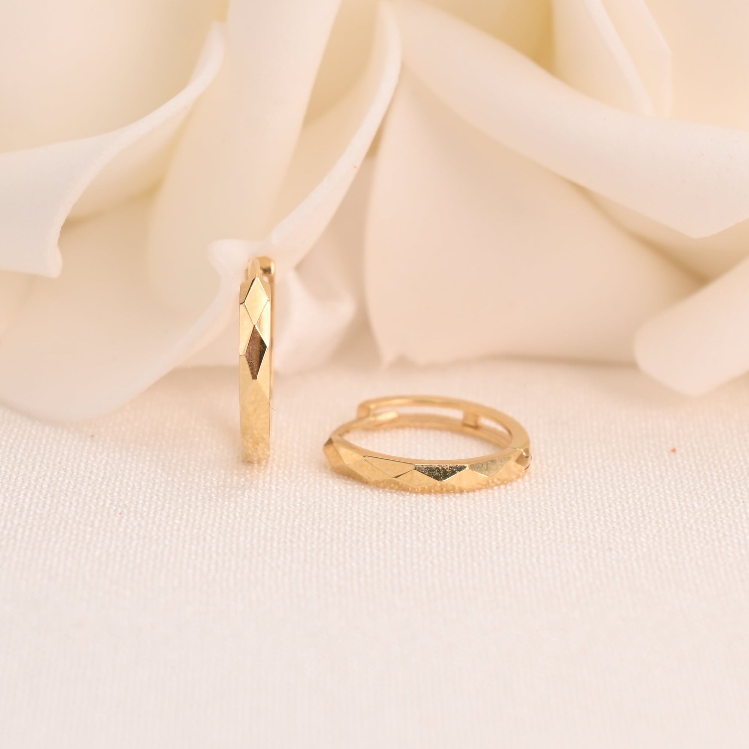 Pendientes Huggies con espejo de oro macizo de 14 k: 14 mm y 2 mm de grosor