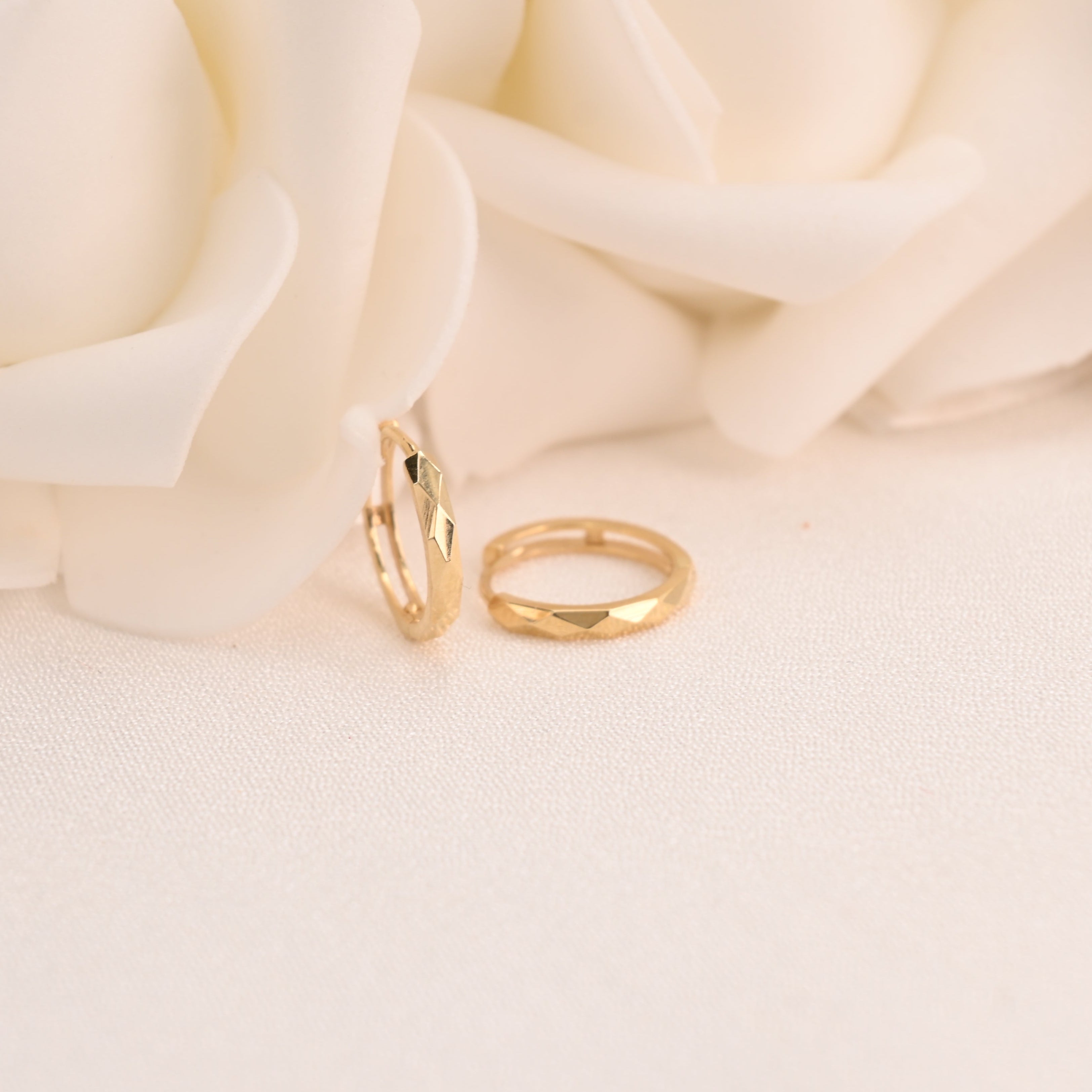 Pendientes Huggies con espejo de oro macizo de 14 k: 14 mm y 2 mm de grosor