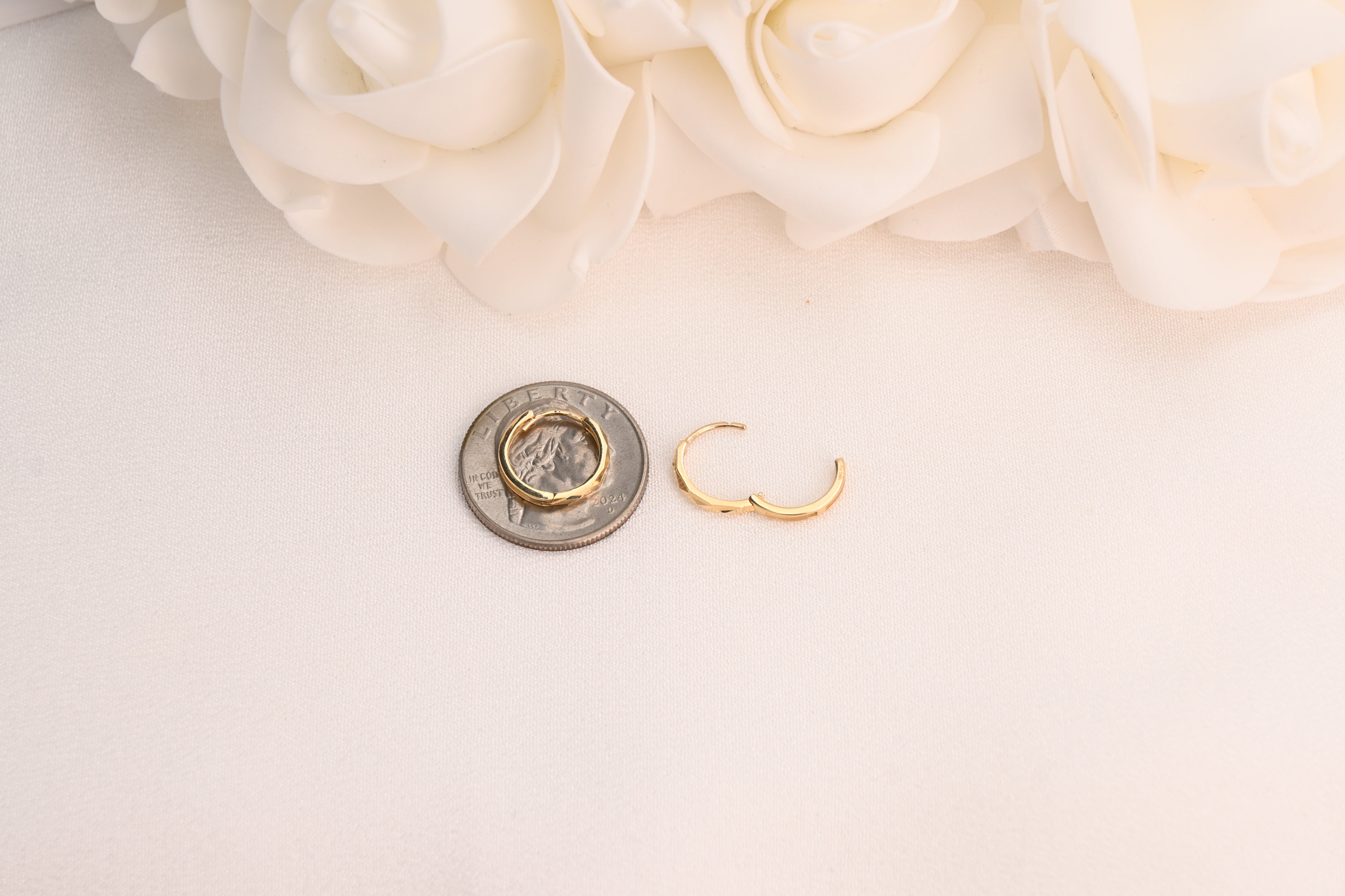 Pendientes Huggies con espejo de oro macizo de 14 k: 14 mm y 2 mm de grosor