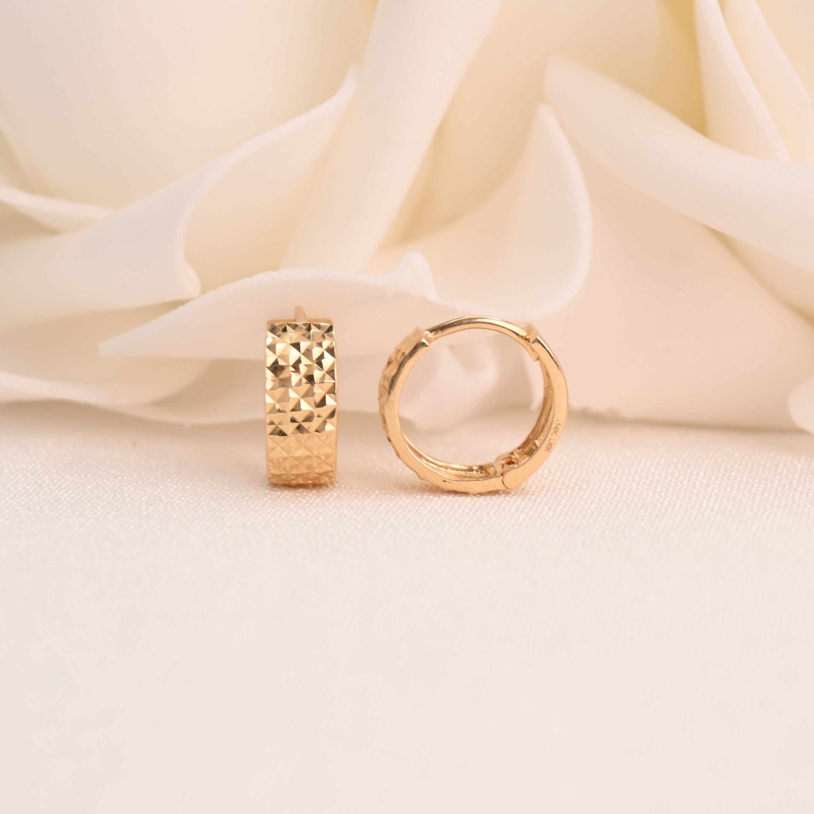 Pendientes Huggies de oro de 14 k con corte de diamante