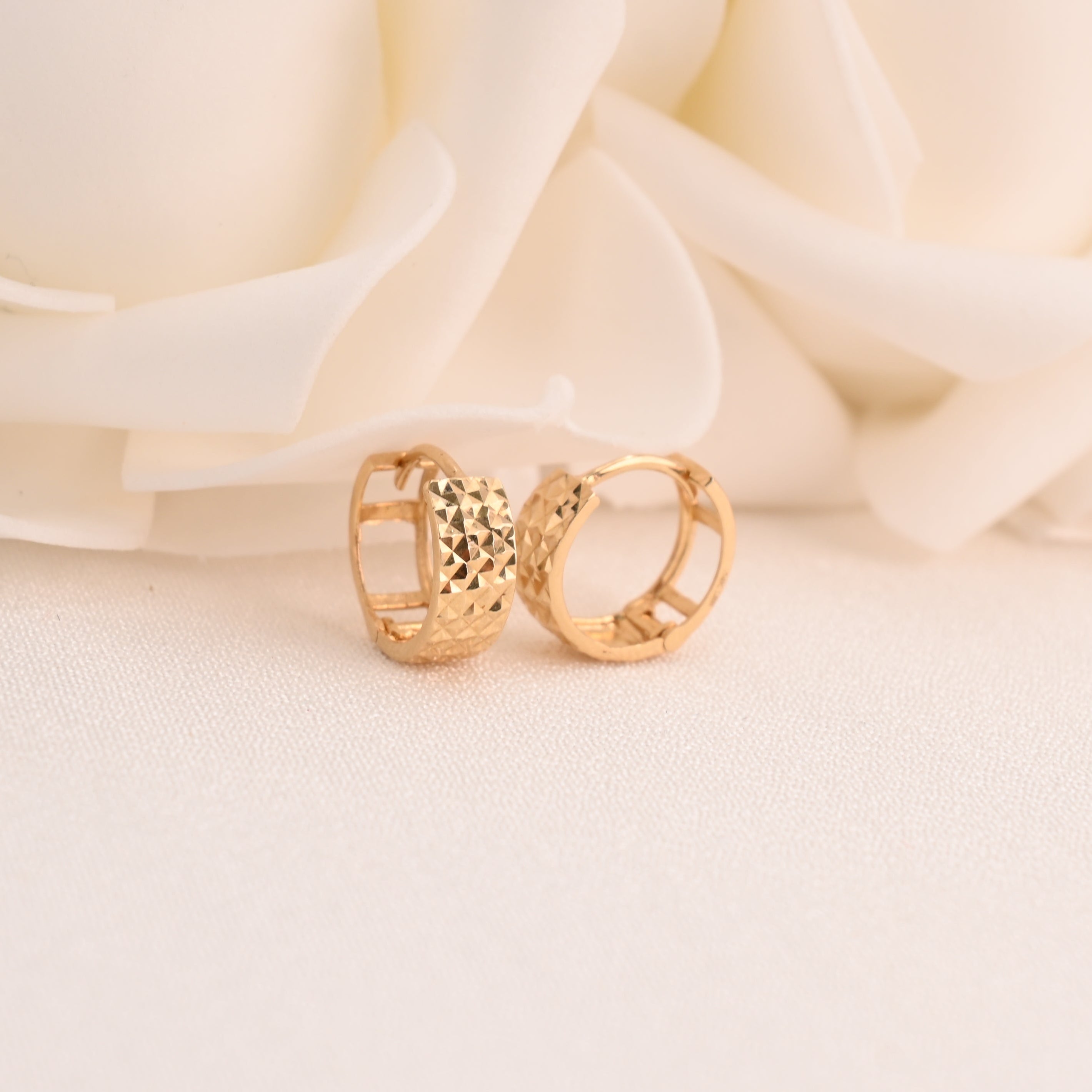 Pendientes Huggies de oro de 14 k con corte de diamante