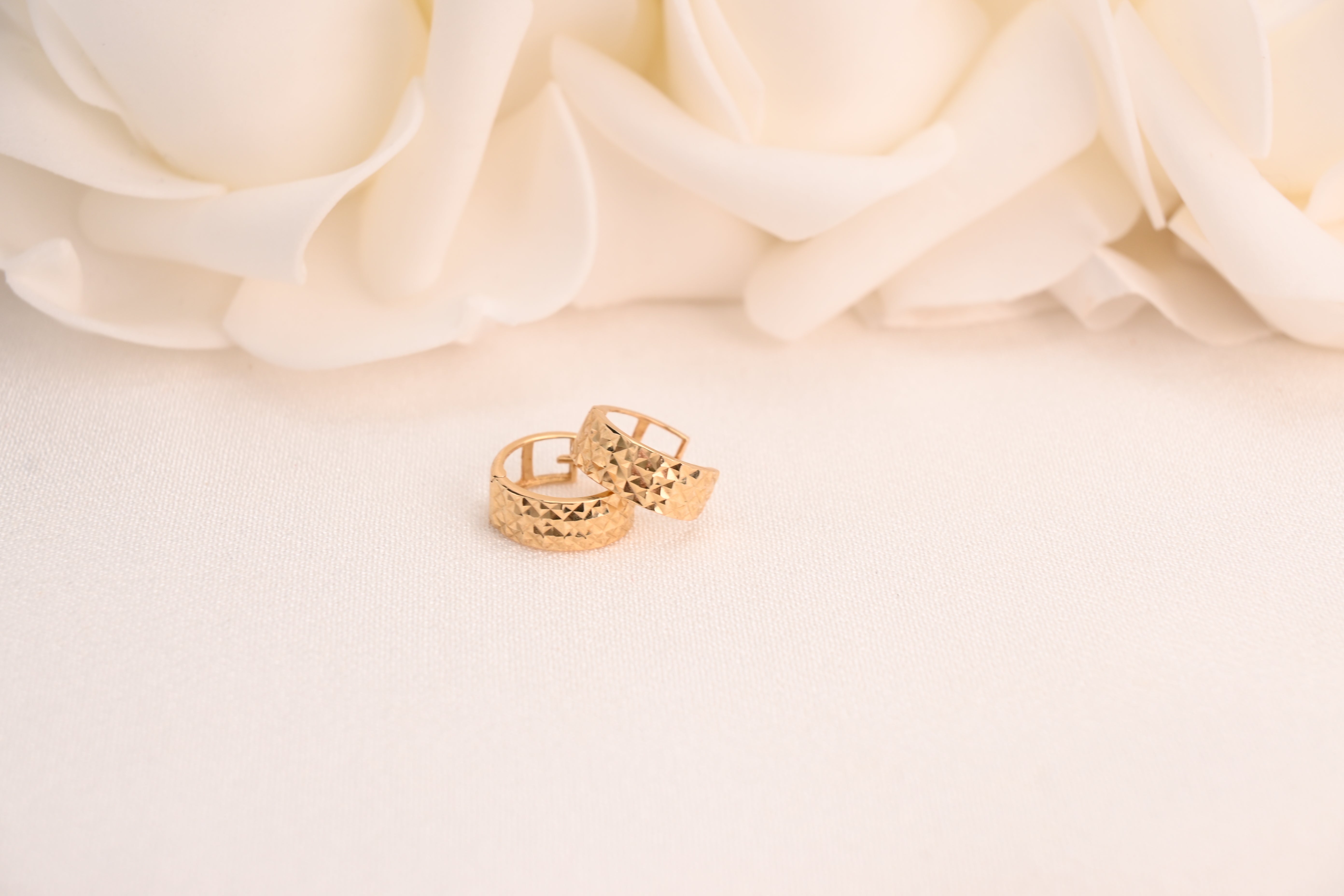 Pendientes Huggies de oro de 14 k con corte de diamante