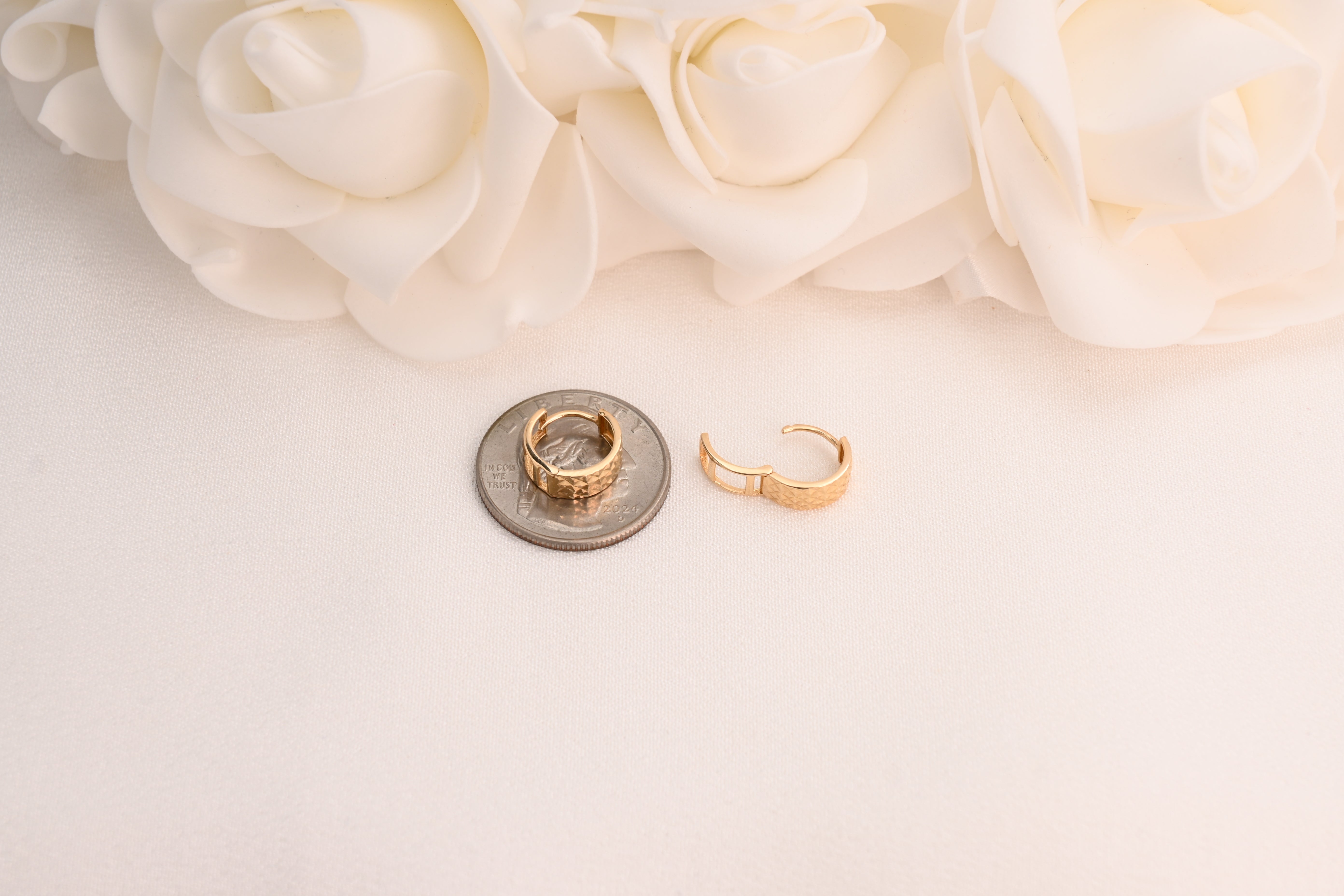 Pendientes Huggies de oro de 14 k con corte de diamante