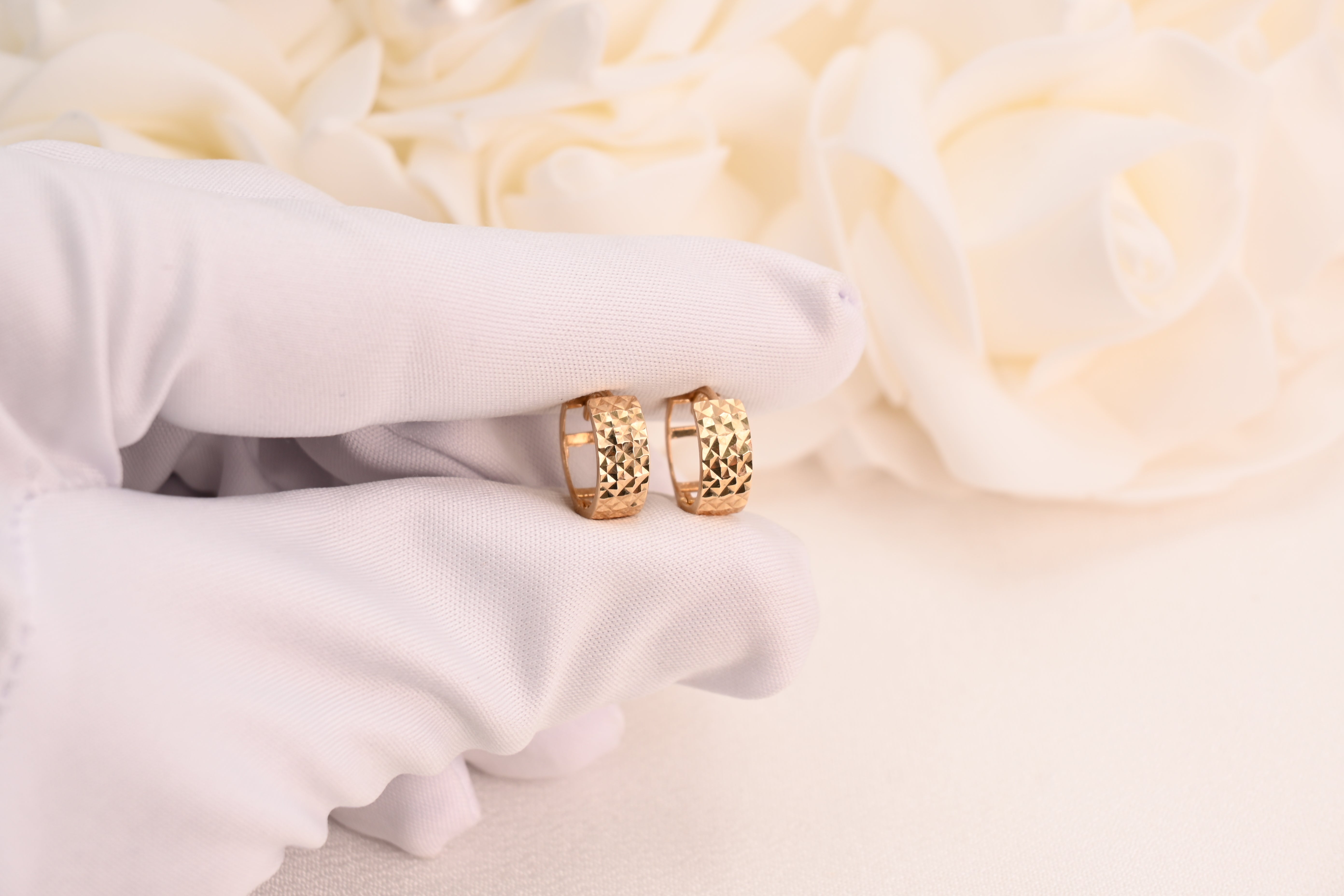 Pendientes Huggies de oro de 14 k con corte de diamante