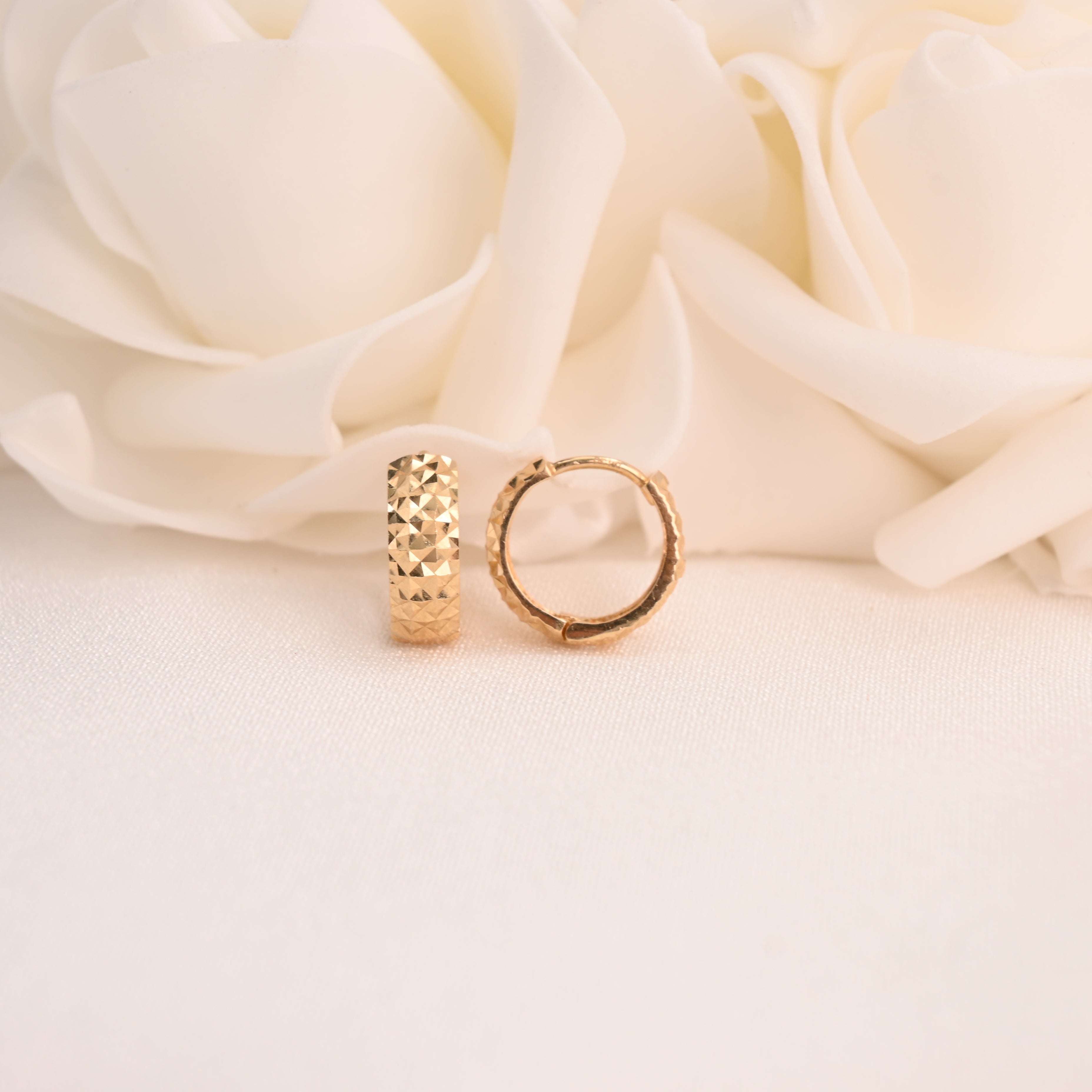 Pendientes Huggies de oro de 14 k con corte de diamante