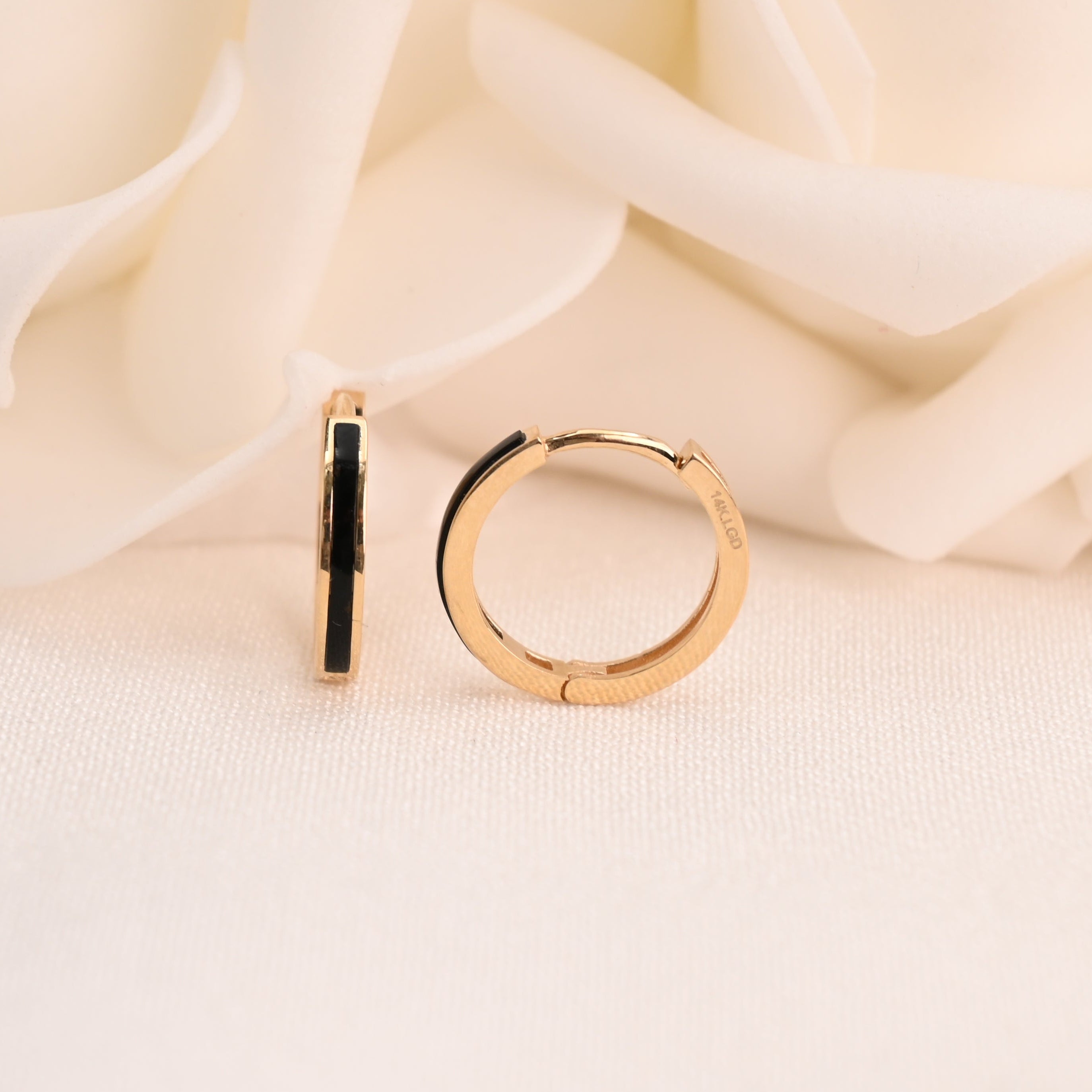 Tus aretes Huggies de ónix negro de 14k