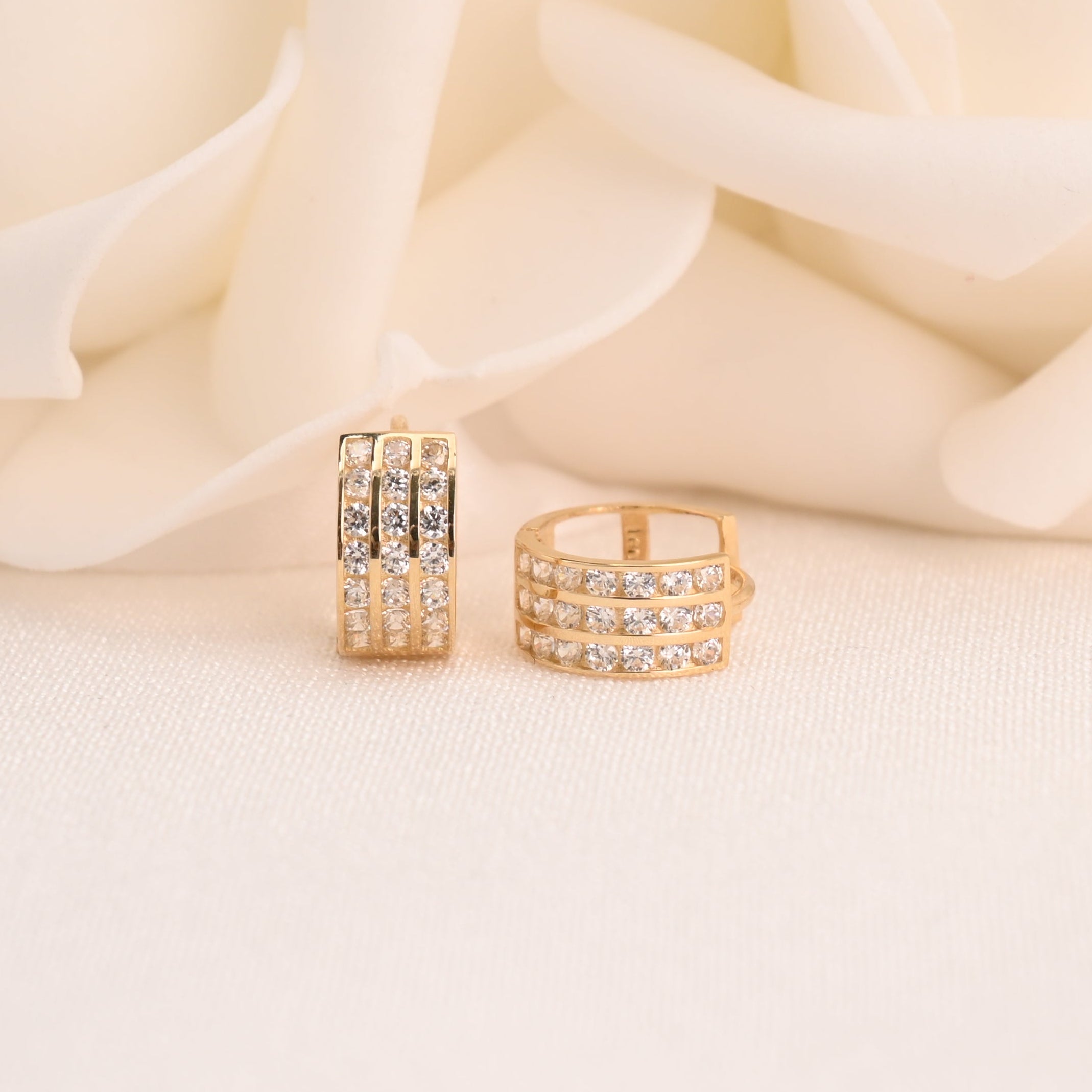 Aretes Huggies de canal de 3 filas y 14 k