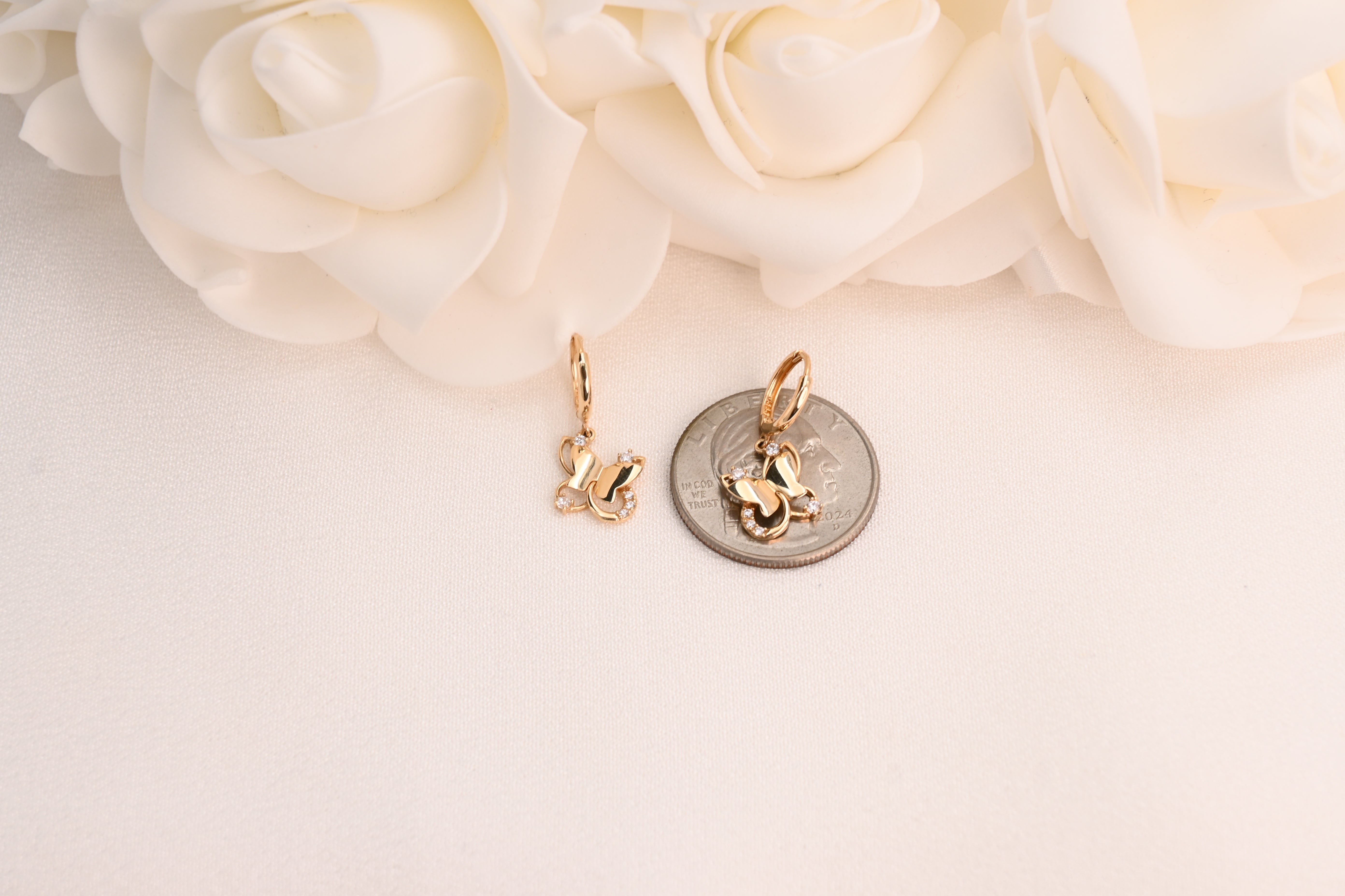 Pendientes Huggie de mariposa colgantes de oro macizo de 14 k (10 mm)