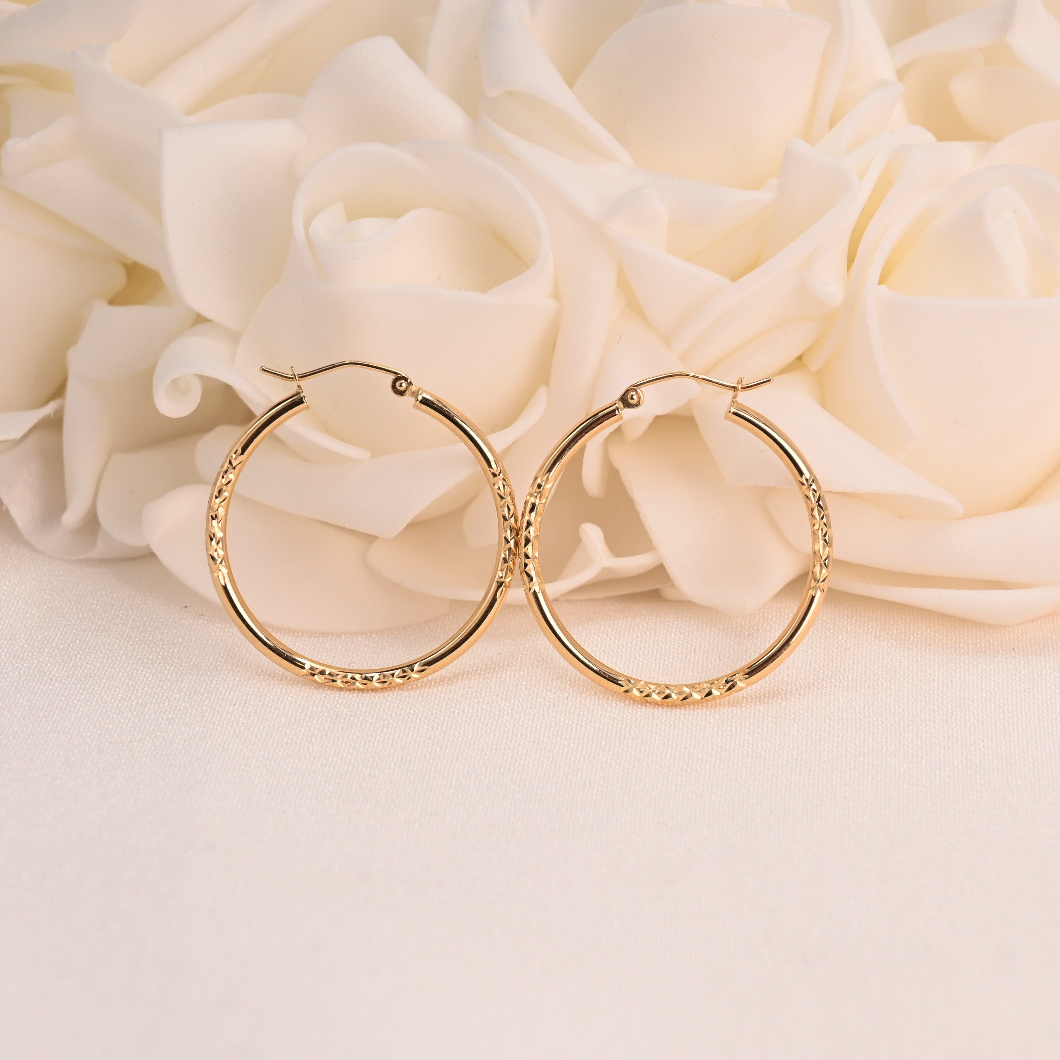 Aretes de aro pulidos con corte de diamante de 14 k