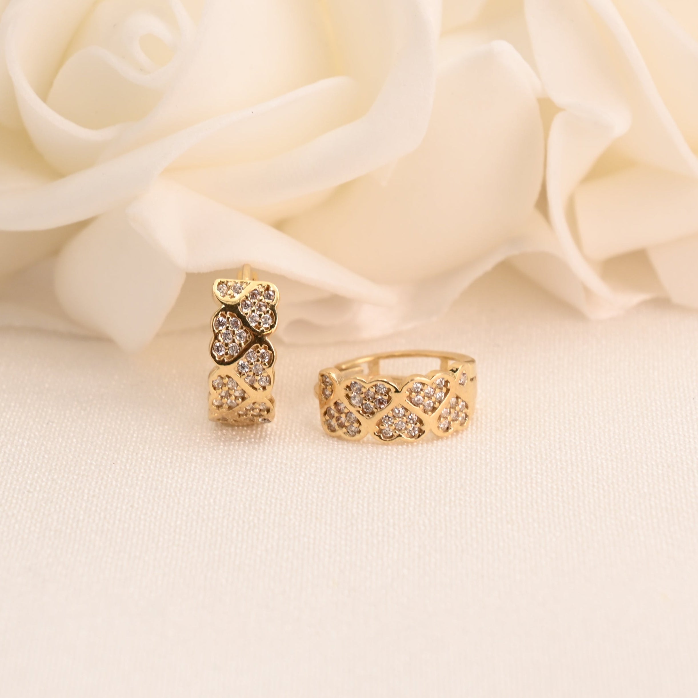 Aretes Huggie con corazones pavé de 14 k - 14 mm