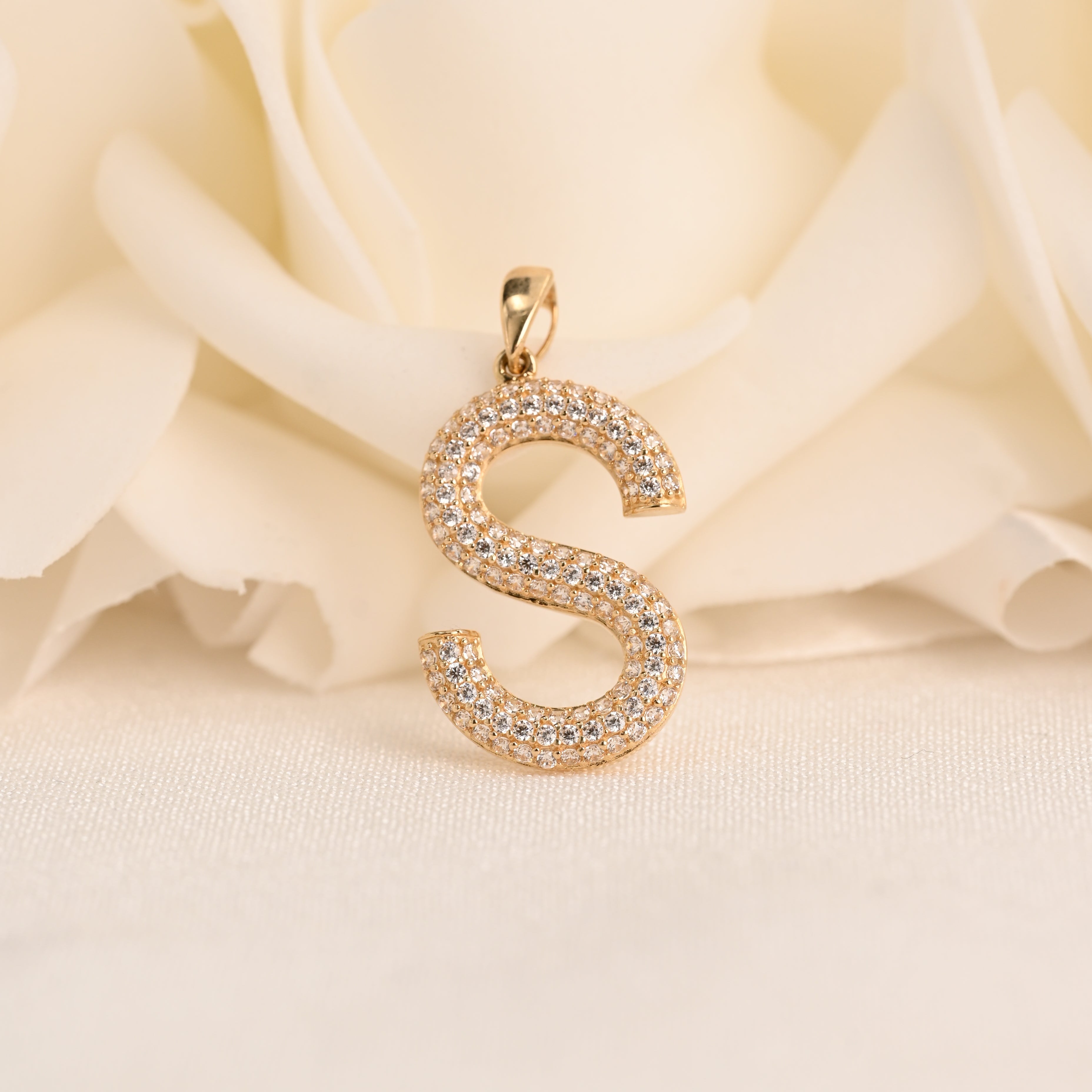 Iniciales pavé brillantes de 14 k