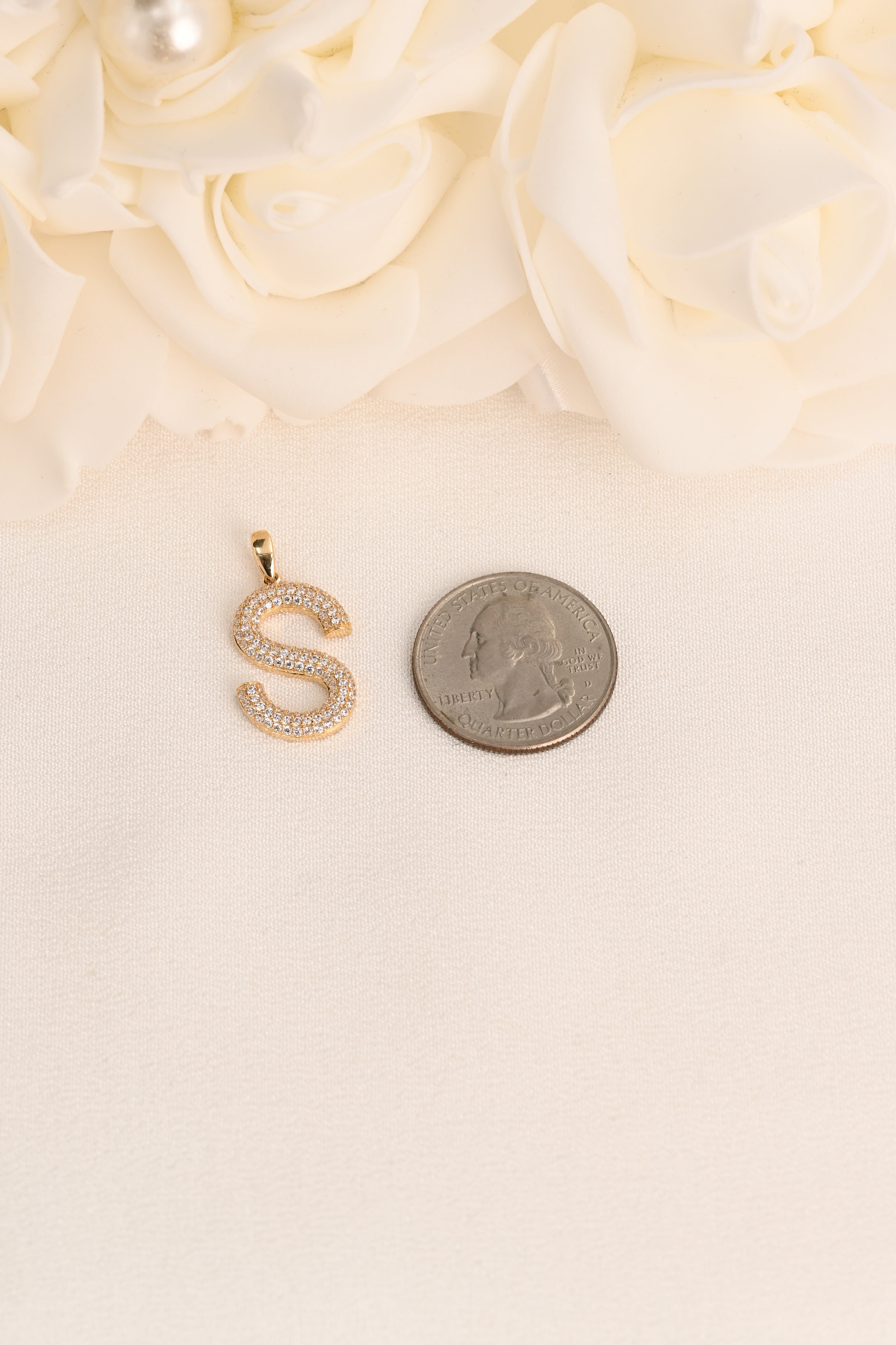 Iniciales pavé brillantes de 14 k