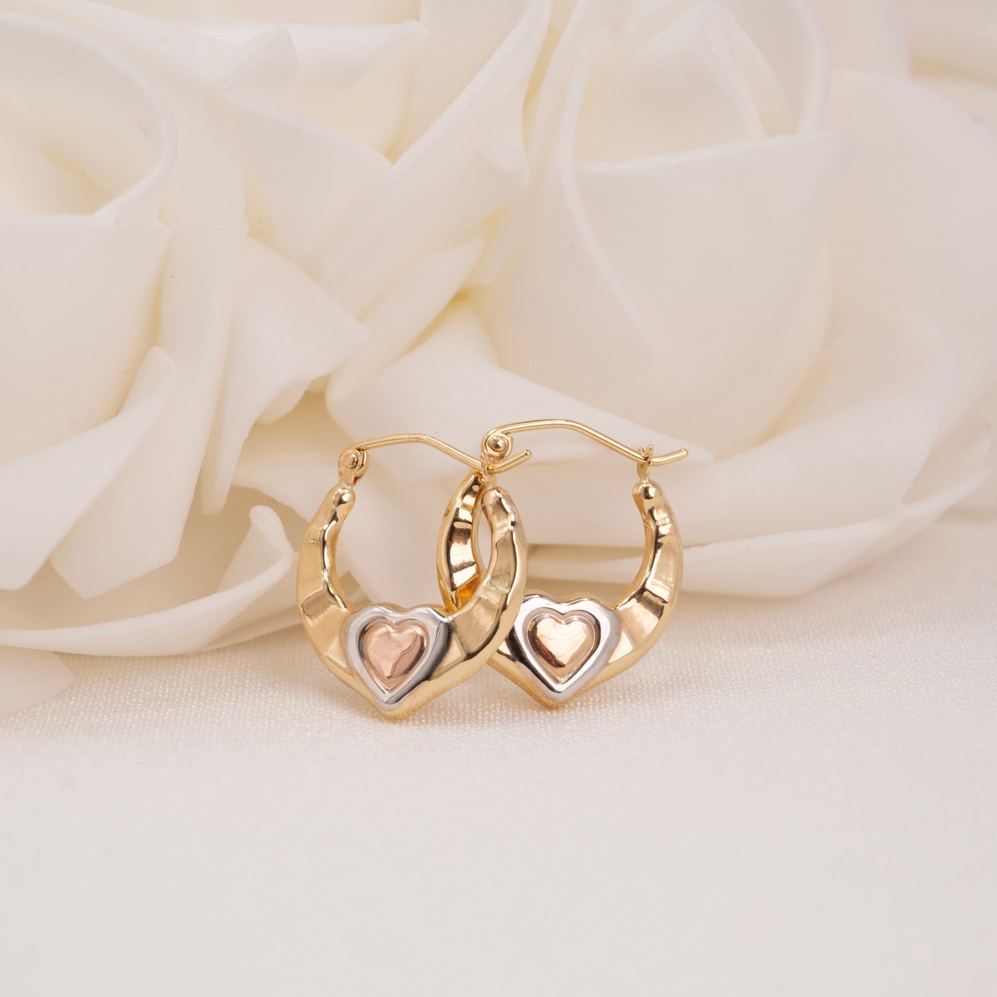 Aretes de aro con corazones pequeños tricolores de 14 k