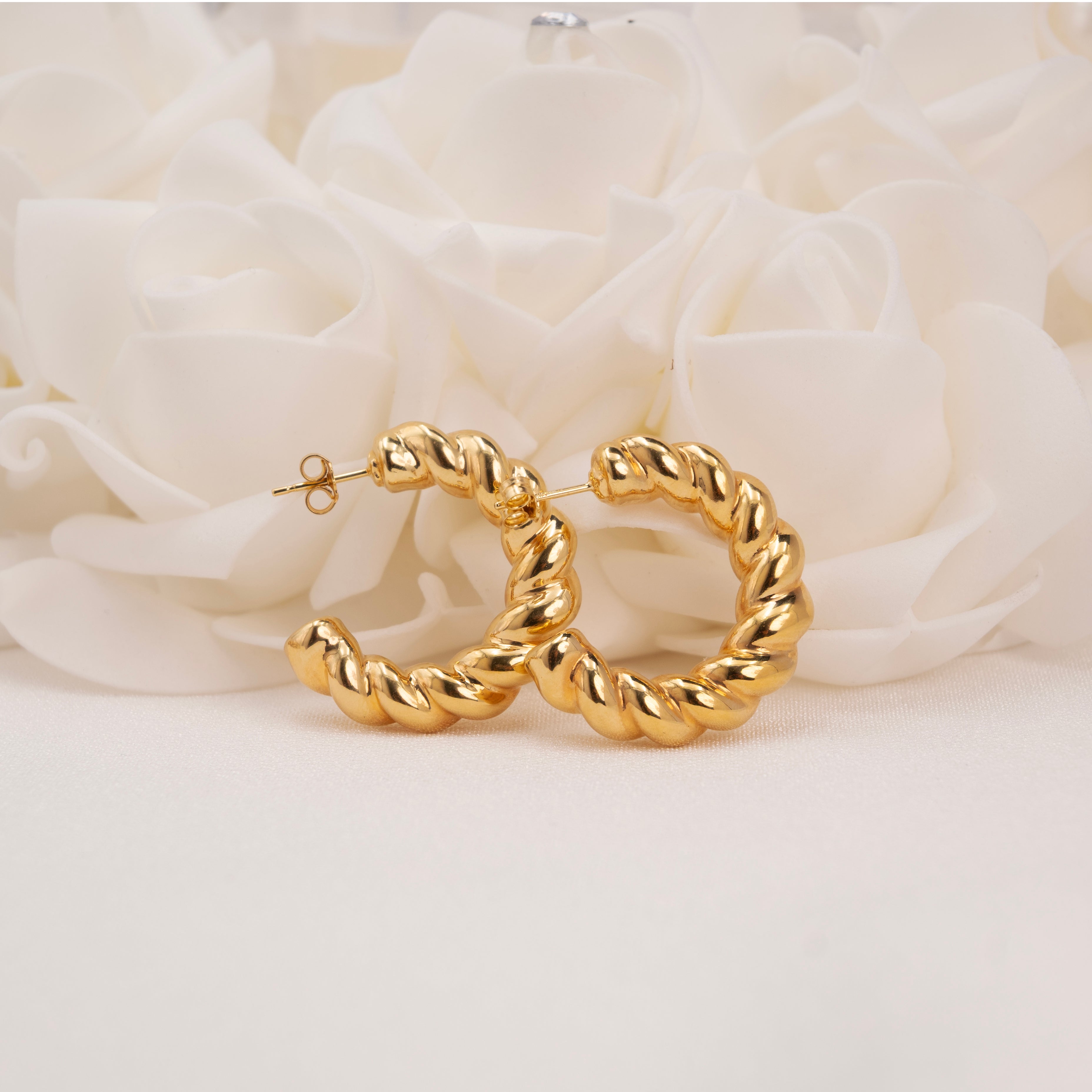 Pendiente de aro con forma de croissant en forma de C de 14 k (6 mm)