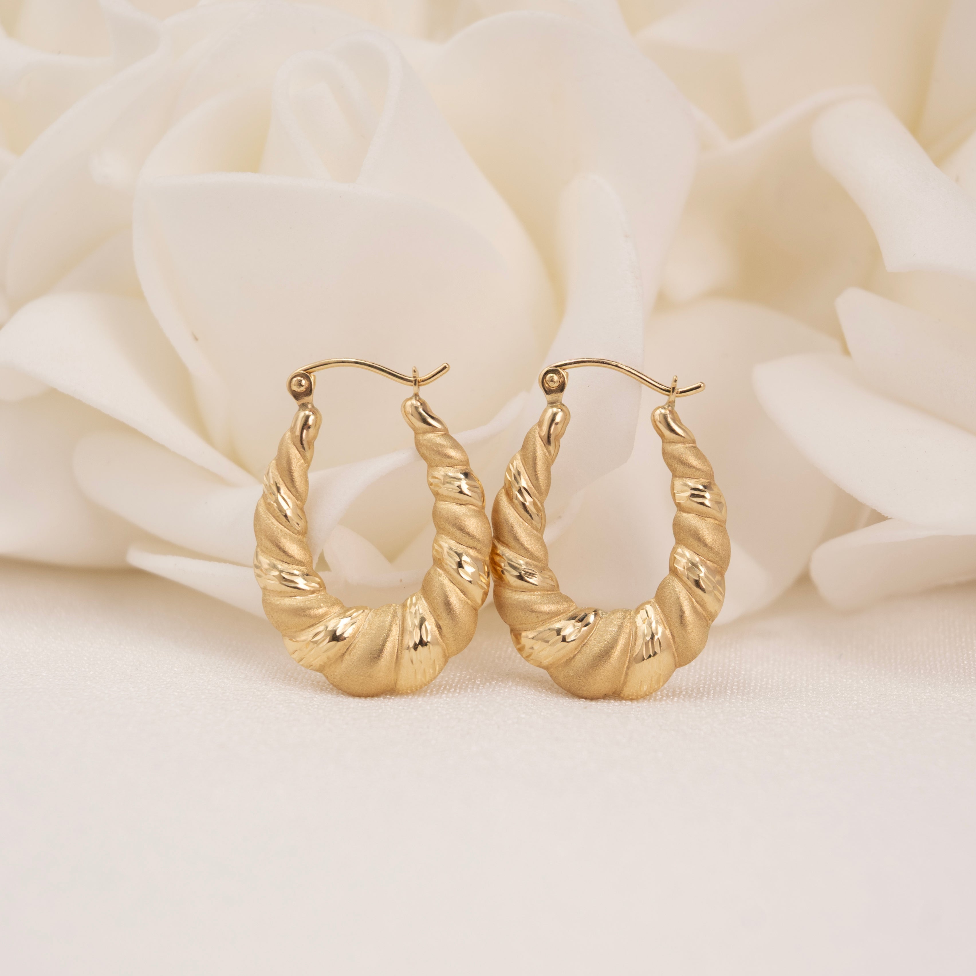 Aretes de aro de camarón con 2 texturas de 14k