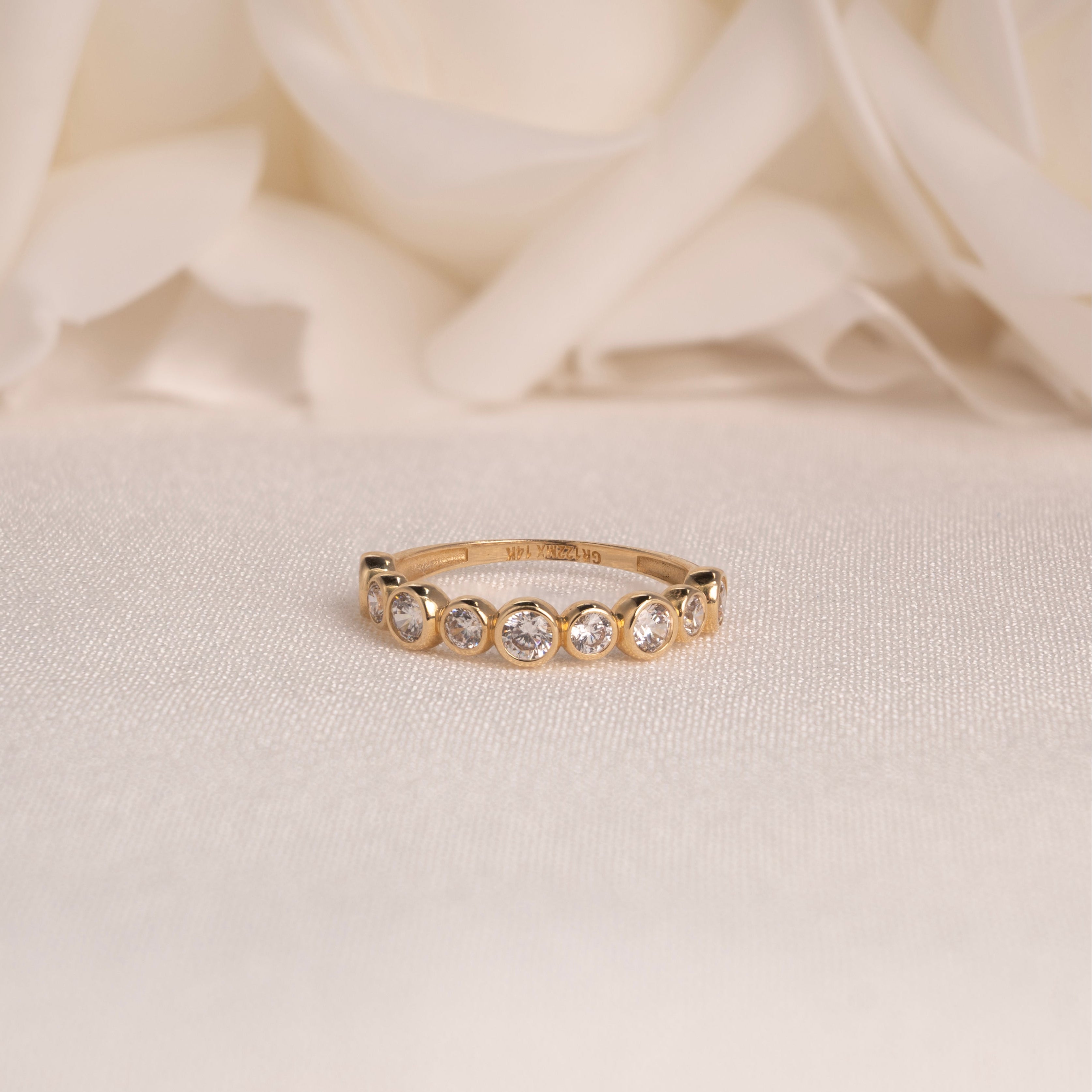 Anillo con bisel de 14k
