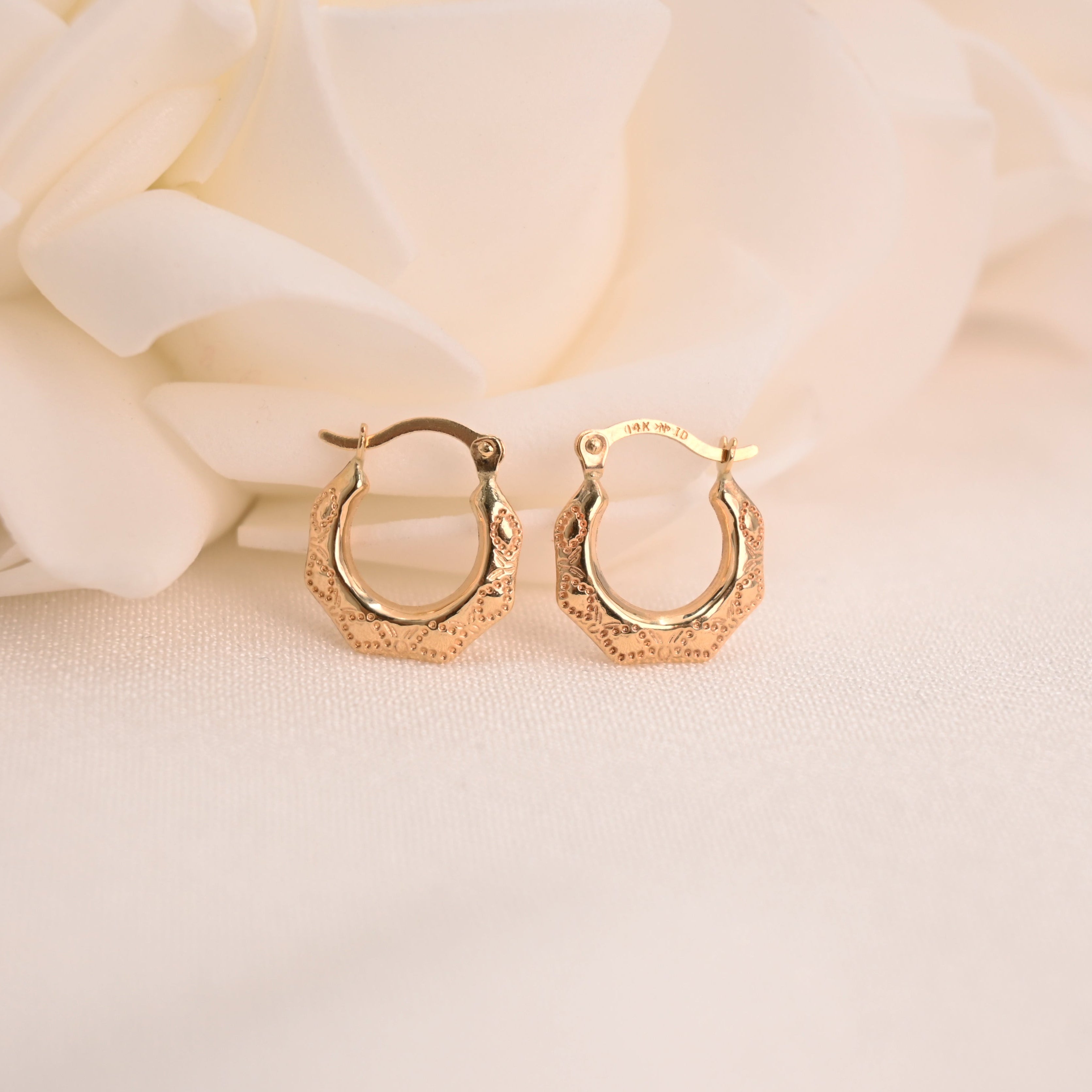 Pendientes de aro texturizados de 14k