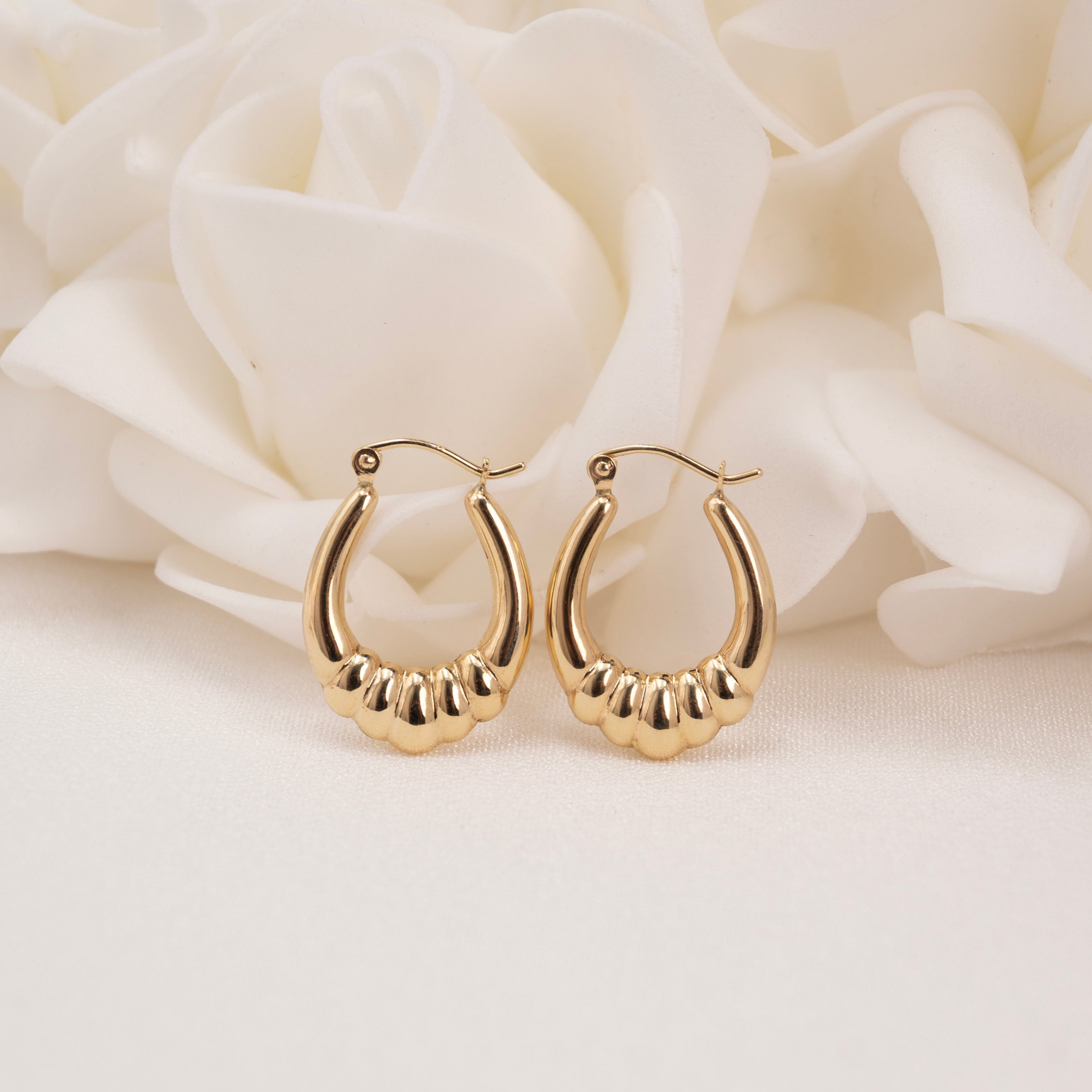 Aretes de aro festoneados y abultados de 14k