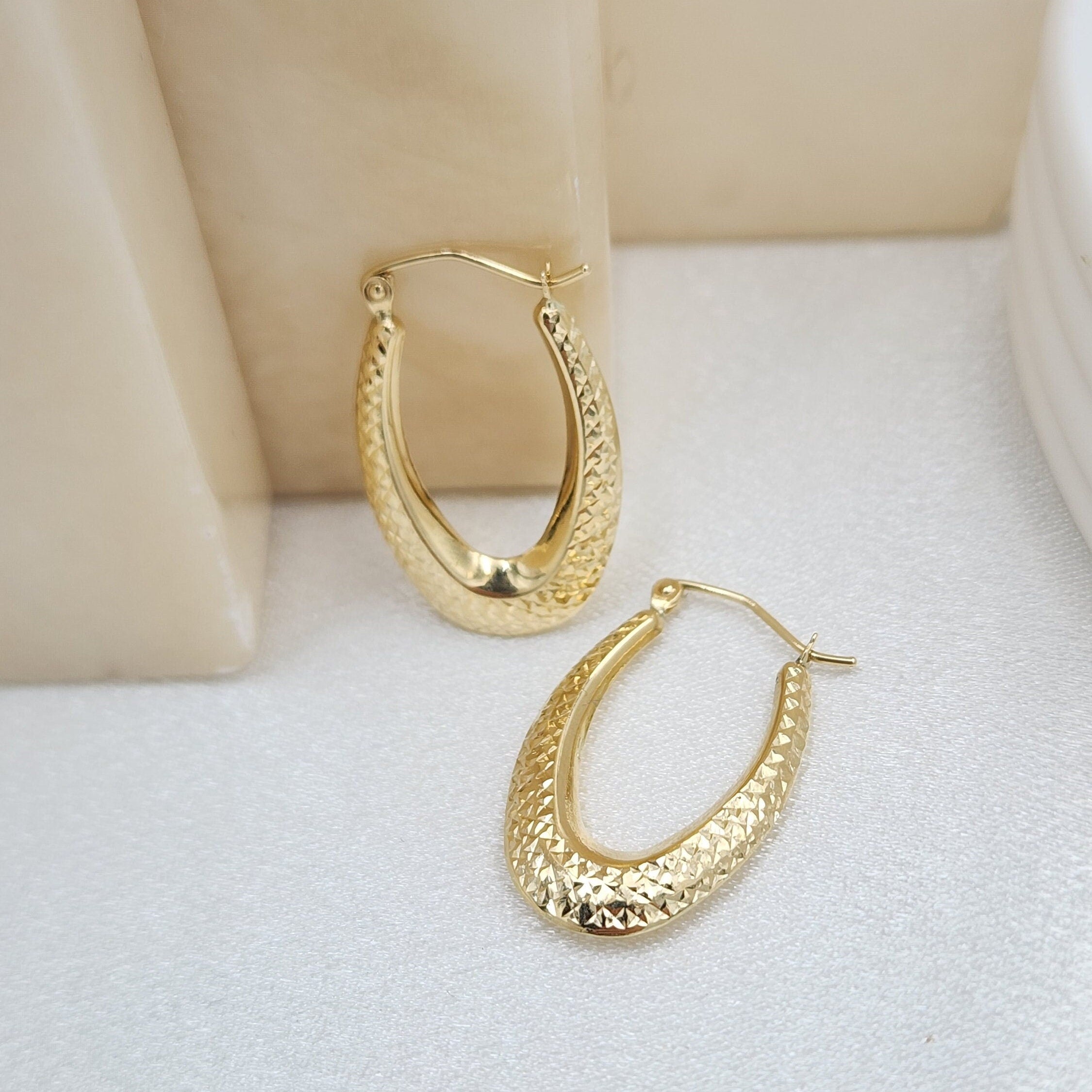 Beautiful 14k Gold Diamond Cut Oval Hoop Earrings