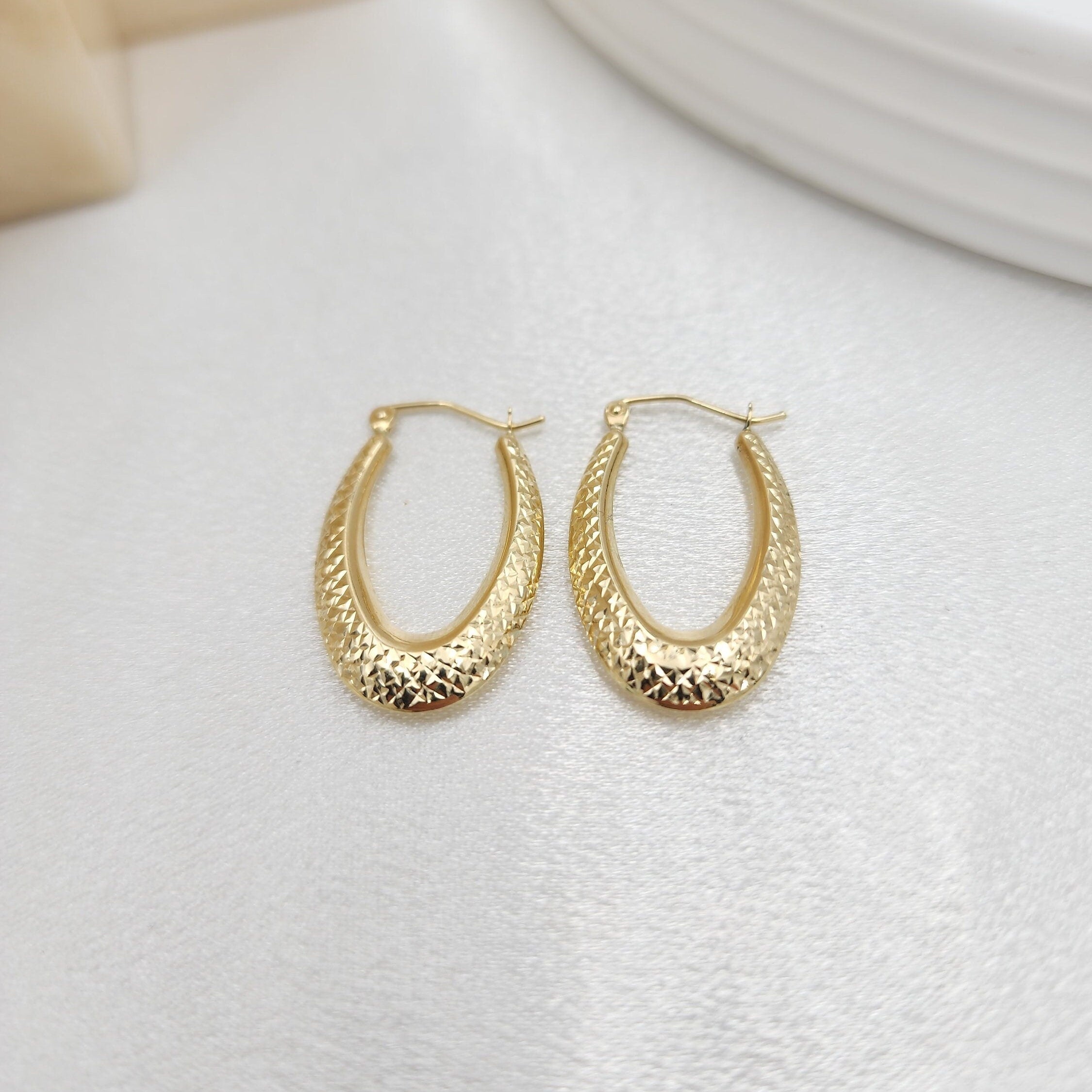 Beautiful 14k Gold Diamond Cut Oval Hoop Earrings